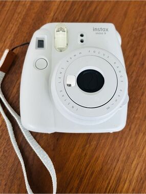 Fujifilm Instax Mini 7S White Vintage Instant Camera for Instant Photos